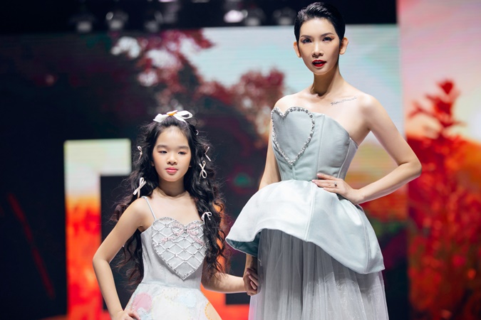 Thúy Diễm, Hương Giang làm vedette tuần lễ thời trang của Xuân Lan Thúy Diễm, Hương Giang làm vedette tuần lễ thời trang của Xuân Lan