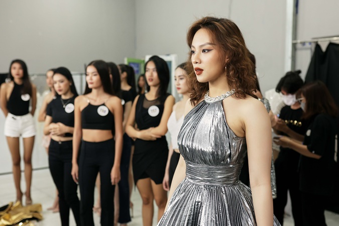 Hậu trường Vinawoman Fashion Show: Hoa hậu Khánh Vân tự tay chỉnh trang phục cho thí sinh - ảnh 6