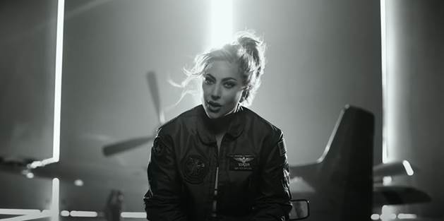 Lady Gaga xuất hiện cực “bụi bặm” trong MV mới nhạc phim bom tấn Phi Công Siêu Đẳng Maverick