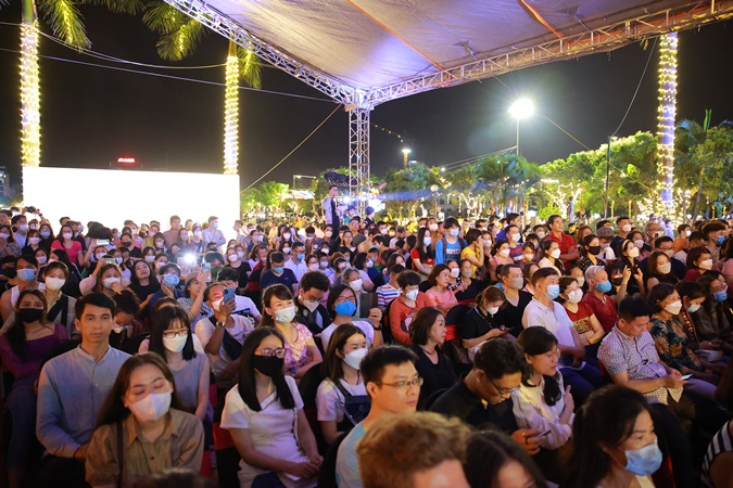 Bùi Lan Hương lần đầu hóa thân thành Khánh Ly trước khán giả trong đêm nhạc Trịnh Công Sơn
