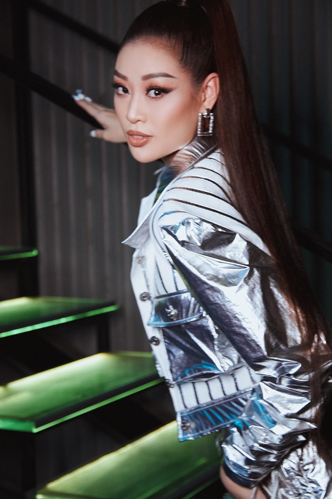 Hoa hậu Khánh Vân thị phạm catwalk, động viên người mẫu trẻ trong buổi casting thời trang