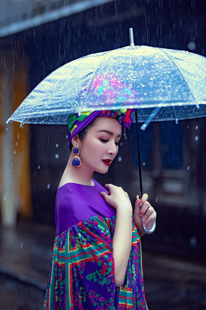 Hoa hậu Giáng My hy sinh vì nghệ thuật, đắm mình dưới cơn mưa của Phố cổ