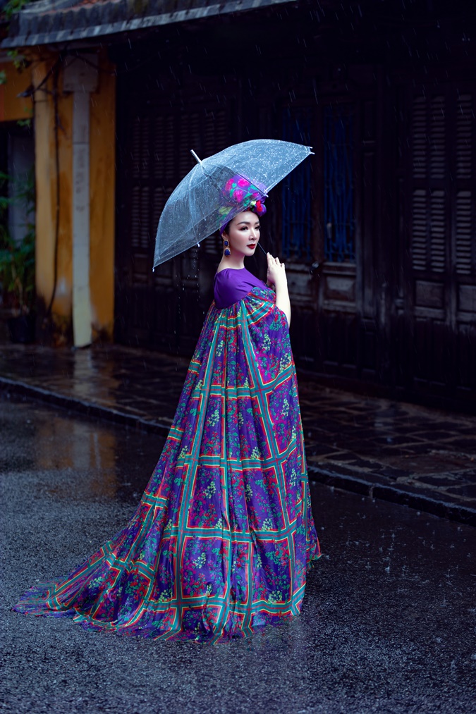 Hoa hậu Giáng My hy sinh vì nghệ thuật, đắm mình dưới cơn mưa của Phố cổ