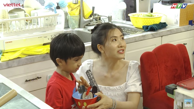 Mẹ vắng nhà ba là siêu nhân tập 4: Khắc Việt dạy con quá khéo, Lương Thế Thành để Bảo Bảo lục banh cái nhà
