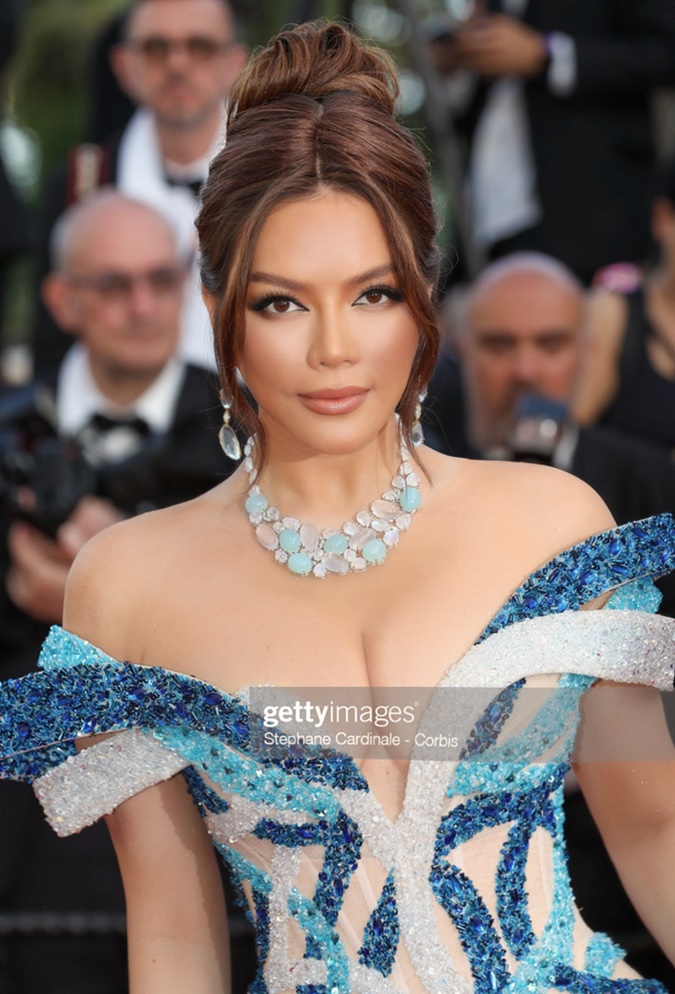Lý Nhã Kỳ đeo trang sức kim cương 5 tỷ đồng, diện đầm quyến rũ bên dàn sao tại thảm đỏ Liên hoan phim Cannes
