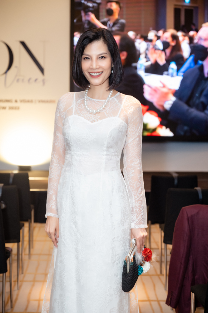 Siêu mẫu Vũ Cẩm Nhung chọn diện chiếc áo dài truyền thống trị giá nghìn USD của NTK Võ Việt Chung để đến chúc mừng anh