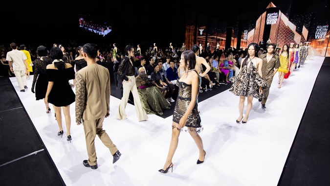 Hoa hậu Trương Hồ Phương Nga tái xuất sàn diễn thời trang với Thị Mầu in Paris của NTK Nguyễn Tiến Truyển