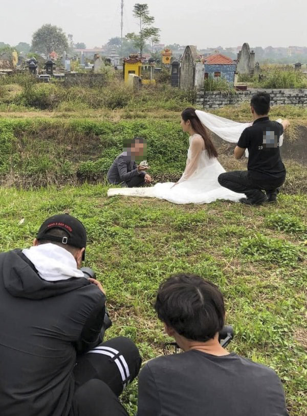 Chú rể quyết chụp ảnh cưới ở nghĩa trang, lấy cảm hứng từ truyền thống 3 đời bốc mộ của gia đình gây xôn xao