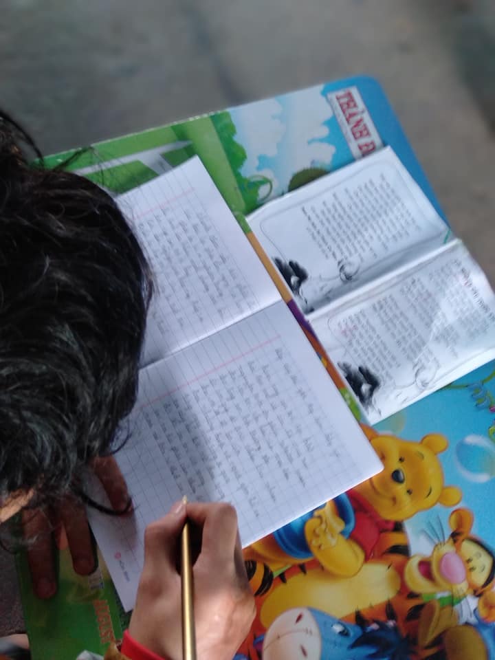 Cậu bé 12 tuổi bế em đi ăn xin chăm chỉ học tập, vượt lên hoàn cảnh Chữ viết và chính tả của Cường đã tiến bộ rất nhiều.
