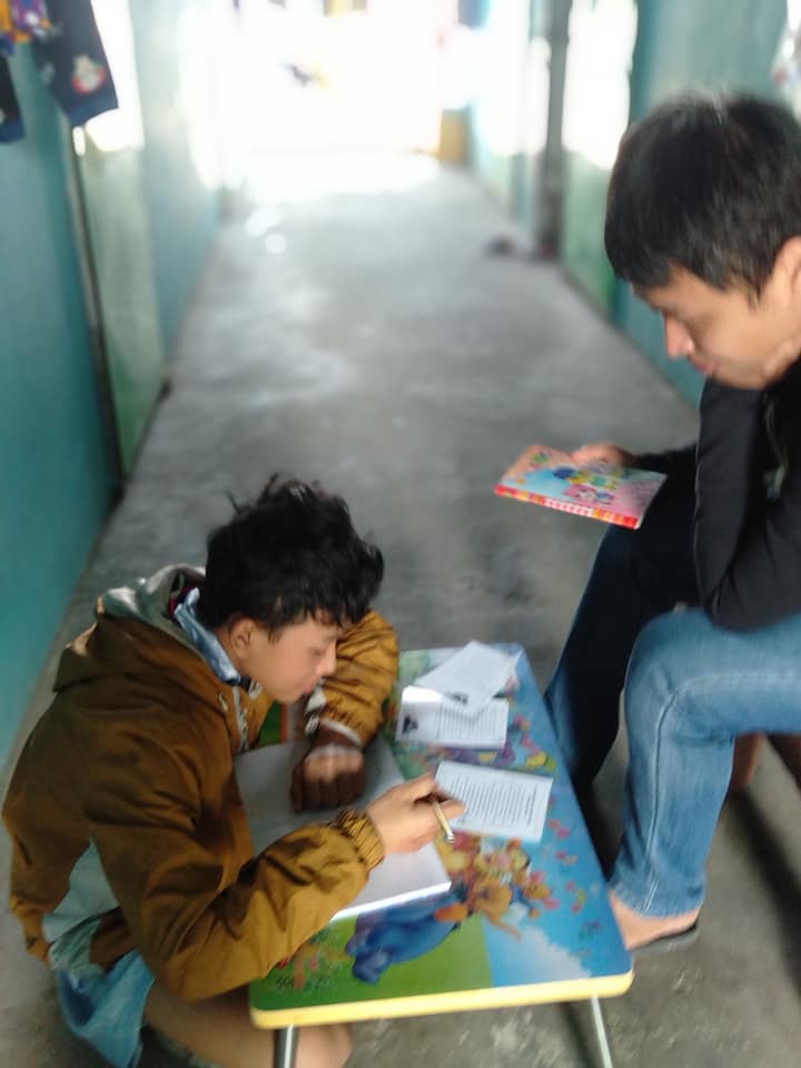 Cậu bé 12 tuổi bế em đi ăn xin chăm chỉ học tập, vượt lên hoàn cảnh Cậu bé 12 tuổi bế em đi ăn xin chăm chỉ học tập, vượt lên hoàn cảnh - ảnh 2
