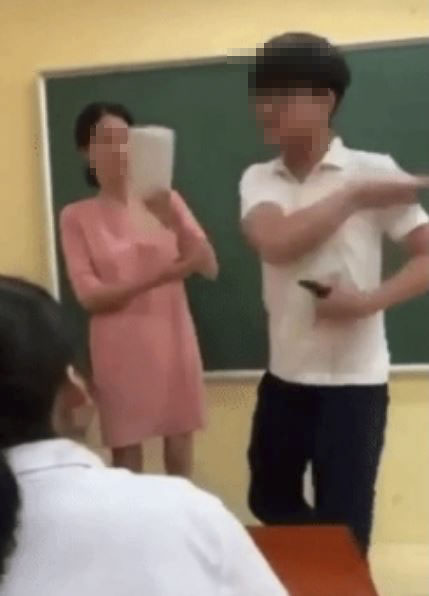 Đoạn video nam sinh nói lời khó nghe, lên bục giảng thẳng tay tát cô giáo gây xôn xao