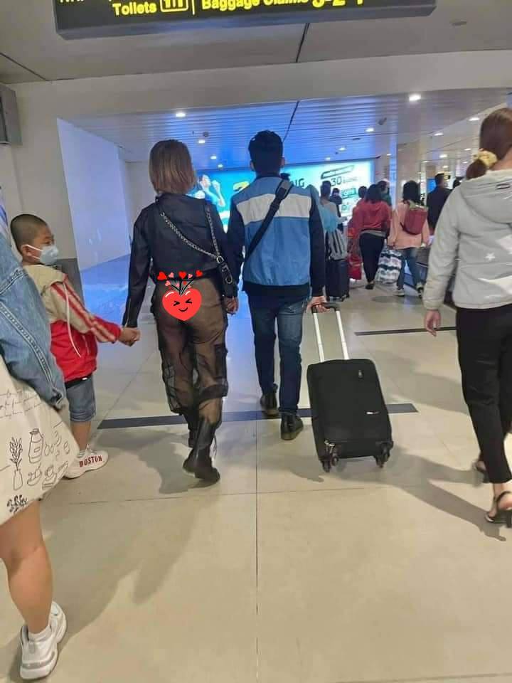 Người phụ nữ mặc quần xuyên thấu ở sân bay Liên Khương gây chú ý.