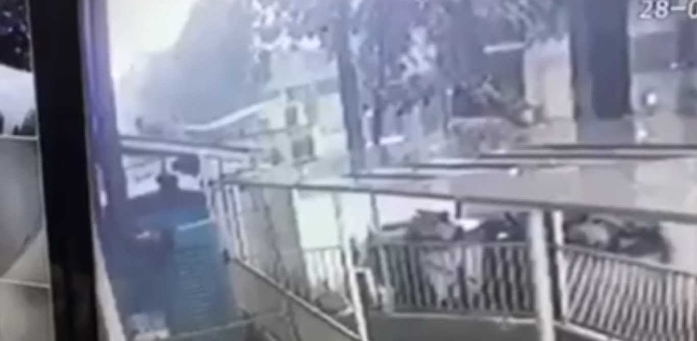 Hé lộ video cận cảnh khoảnh khắc anh Mạnh leo lên mái nhà, nhanh tay đỡ cháu bé 2 tuổi rơi từ tầng 12 - ảnh 3