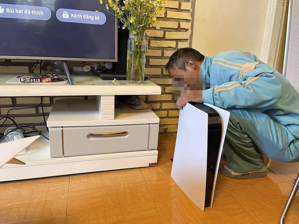 Lén nóc nhà mua Playstation 5, thanh niên nhờ nhân viên lắp đặt giả làm ông chú viettel vờ đến cài cục wifi mới