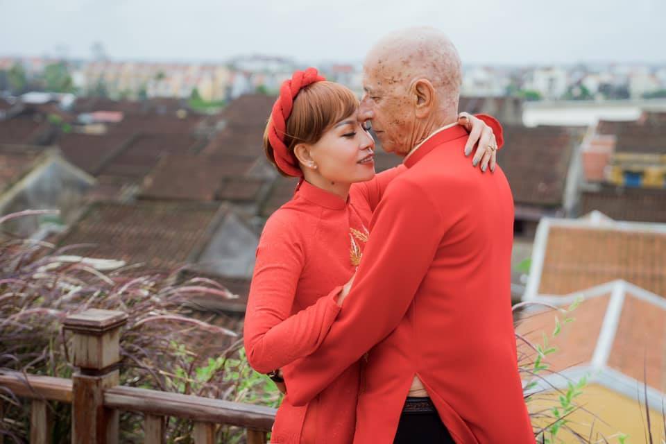 Tâm sự xé lòng của vợ Việt về chồng Tây bị ung thư, cái nắm tay trên giường bệnh khiến nhiều người xót xa