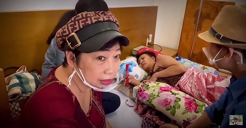 Cuộc đời ở tuổi xế chiều của nghệ sĩ Hoàng Lan: Tay chân co rút, nằm một chỗ vì lưng bị hoại tử Các nghệ sĩ Phương Dung, Phi Phụng, Thụy Mười tại nhà nghệ sĩ Hoàng Lan