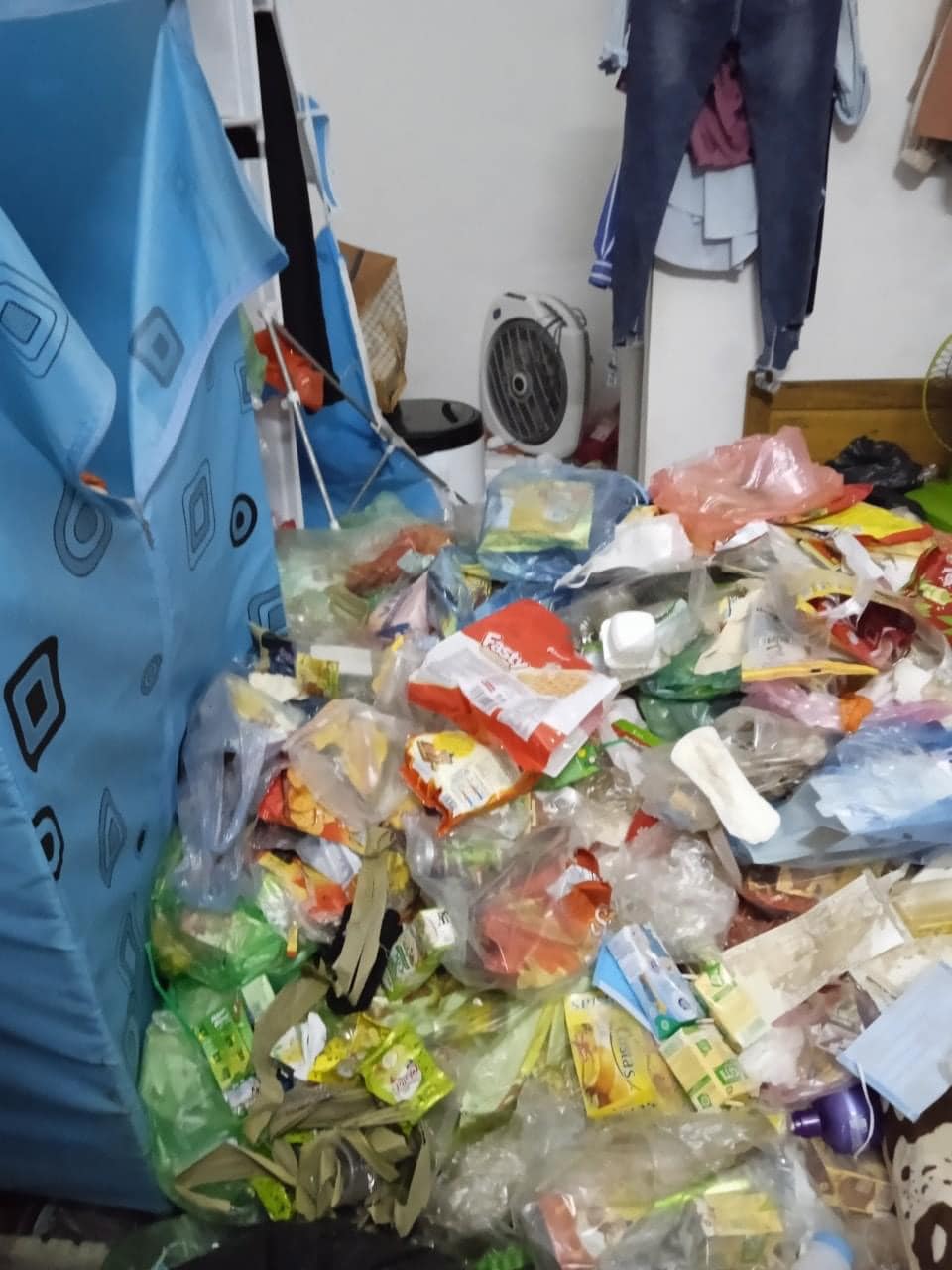 Căn phòng ngập rác khiến nhiều người ngộp thở 