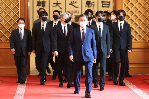 Loạt ảnh quyền lực của nhóm BTS tại Nhà Xanh trong lễ bổ nhiệm làm đặc phái viên đặc biệt