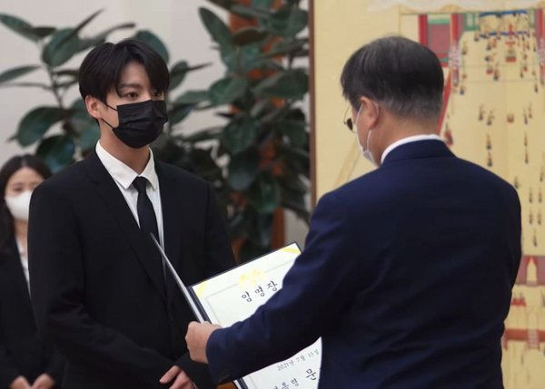 Loạt ảnh quyền lực của nhóm BTS tại Nhà Xanh trong lễ bổ nhiệm làm đặc phái viên đặc biệt