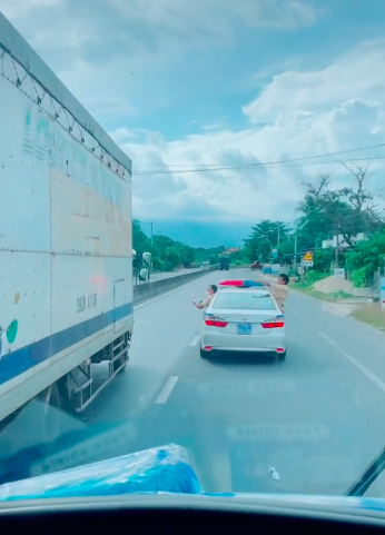 CSGT dẫn đoàn đưa người dân về quê gặp phải tài xế xe tải không hợp tác nhường đường gây bức xúc - ảnh 3