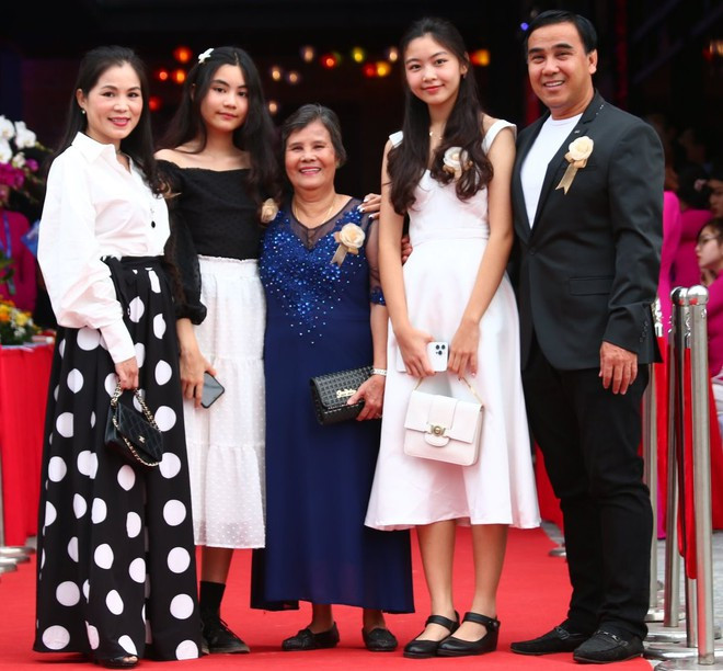 Con gái Quyền Linh chuẩn dáng hoa hậu khi cùng gia đình dự sự kiện
