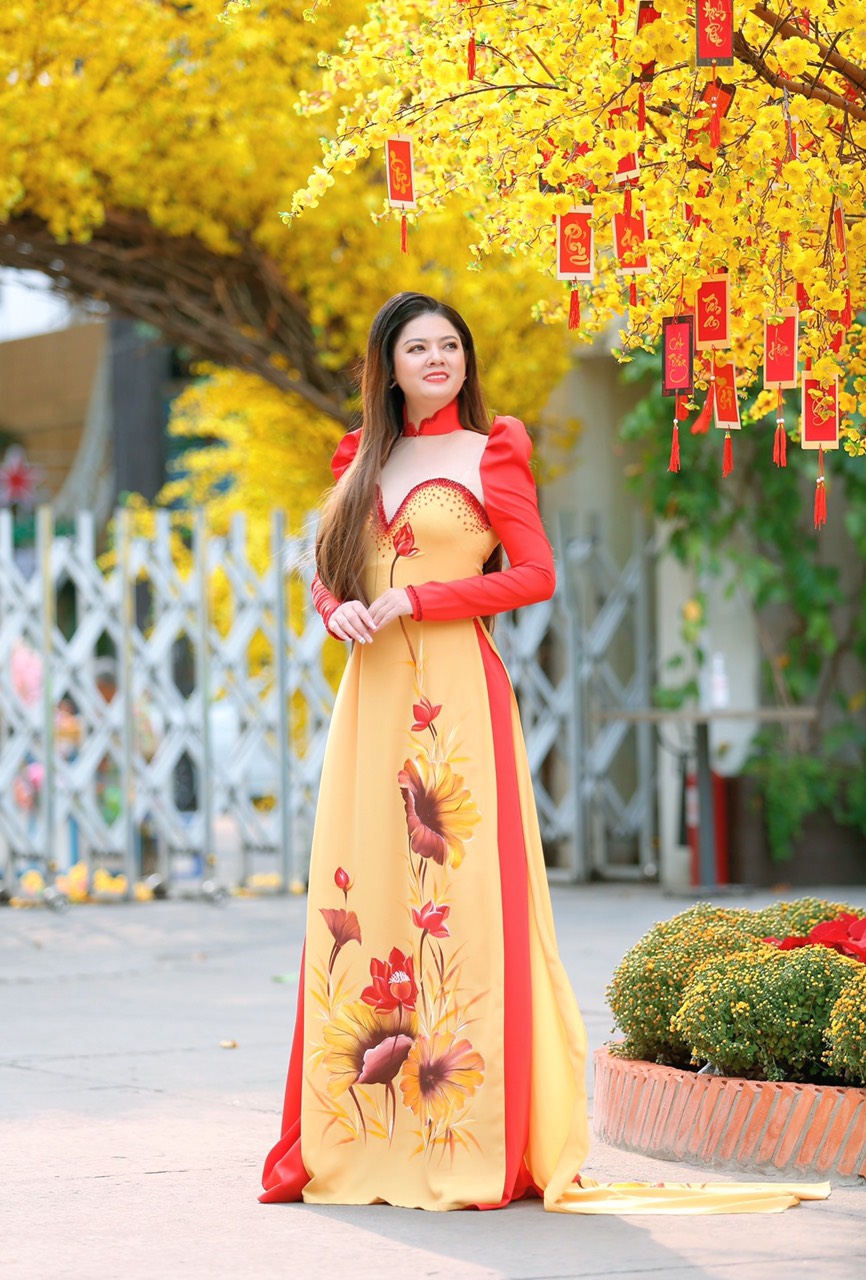 Hoa hậu Thân Thiện Bích Thoại khoe sắc với áo dài truyền thống