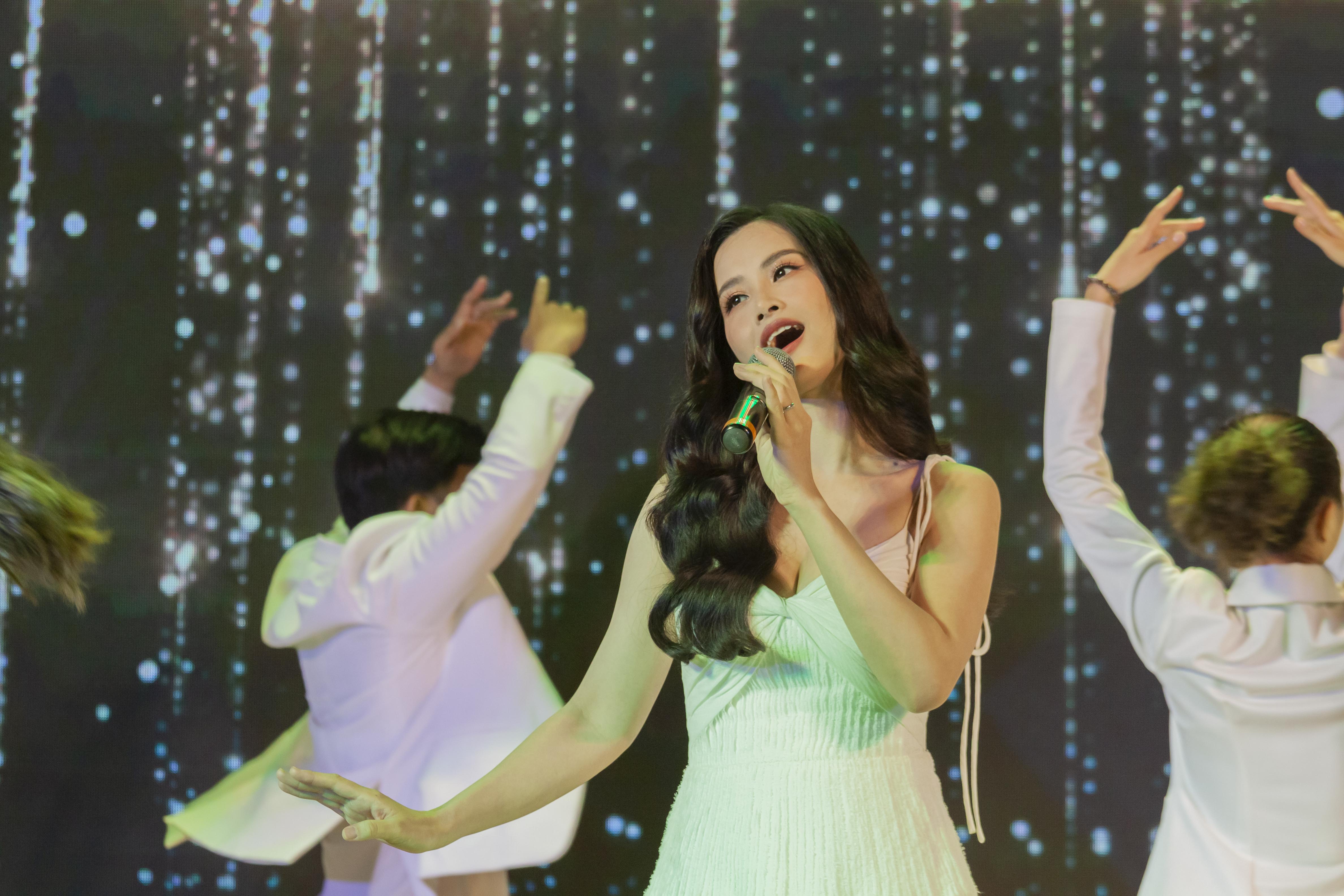 Nữ ca sĩ đã thể hiện bài hát chủ đề của cuộc thi, ca khúc Vườn thanh xuân rực rỡ do nhạc sĩ Nguyễn Văn Chung sáng tác.