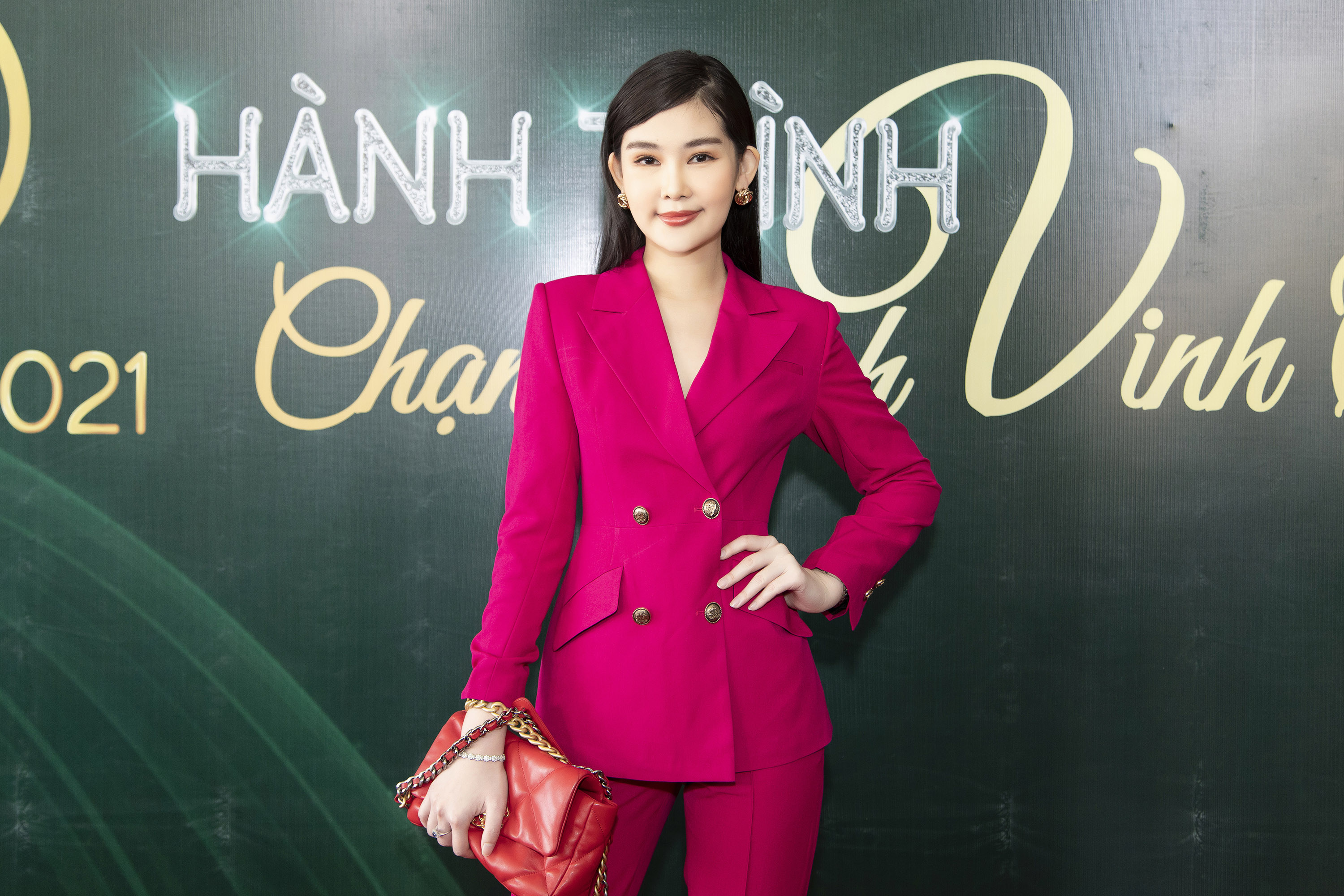 Ngoài siêu mẫu Võ Hoàng Yến sẽ là đảm nhận vị trí mentor cho các thí sinh. Hoa hậu cho biết rất háo hức với vai trò mới cho cuộc thi và rất nóng lòng được chia sẻ tất cả những kinh nghiệm của mình cho các bạn sinh viên.