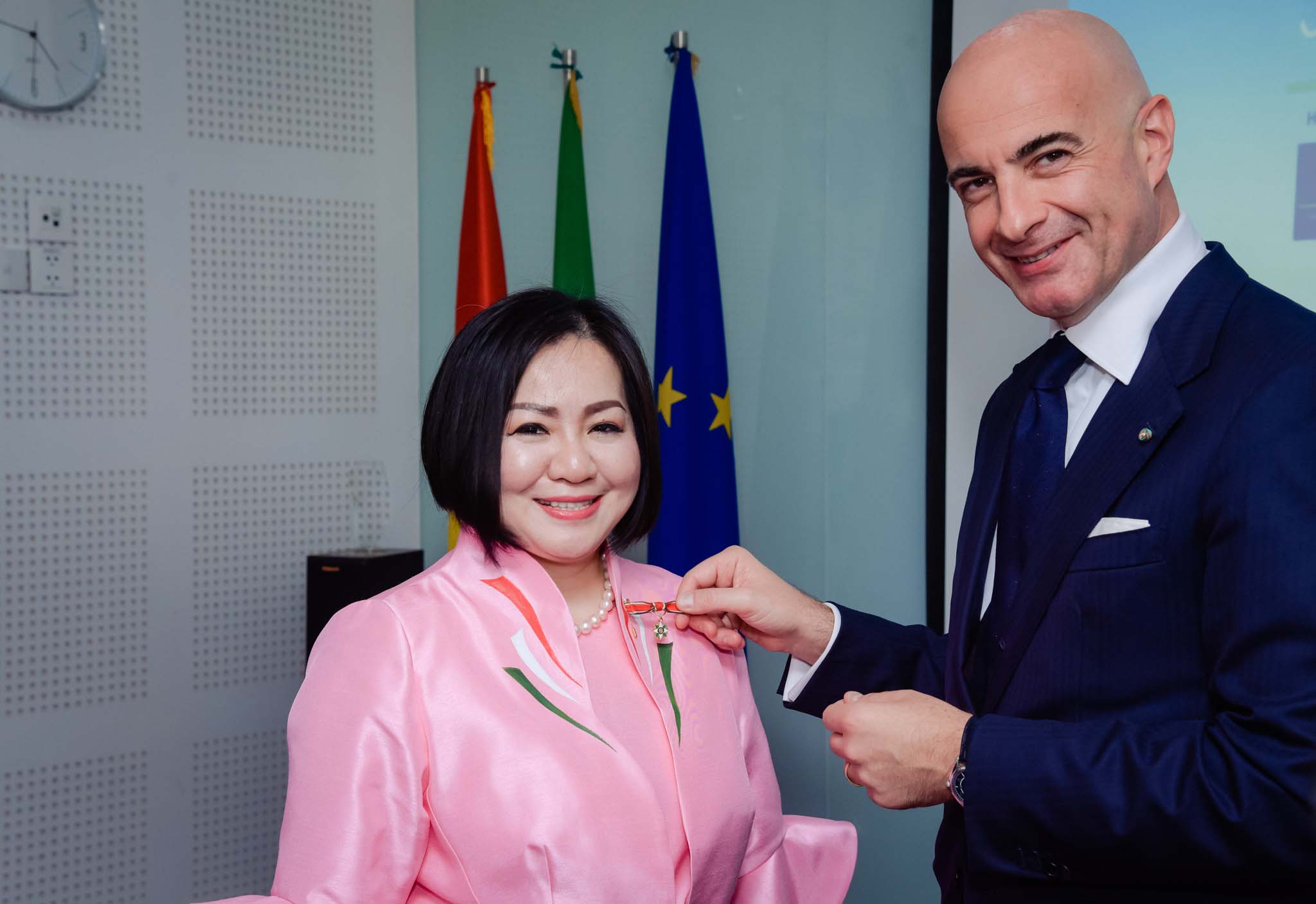 Bà Trang Lê được chính phủ Ý trao tặng Huân Chương Công Trạng Ngôi Sao _ Tước Hiệu Hiệp Sĩ - ảnh 3
