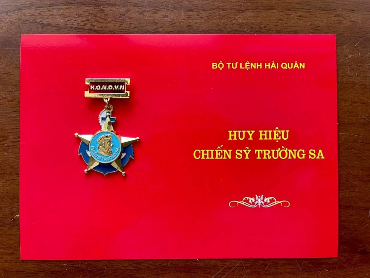 Nguyễn Trần Trung Quân được trao tặng Huy hiệu Chiến sĩ Trường Sa