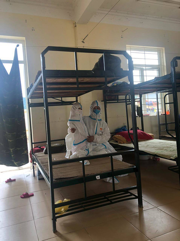 Các em bé ngoan ngoãn lọt thỏm trong bộ đồ bảo hộ của người lớn, ngơ ngác ở khu cách ly khiến nhiều người xót xa