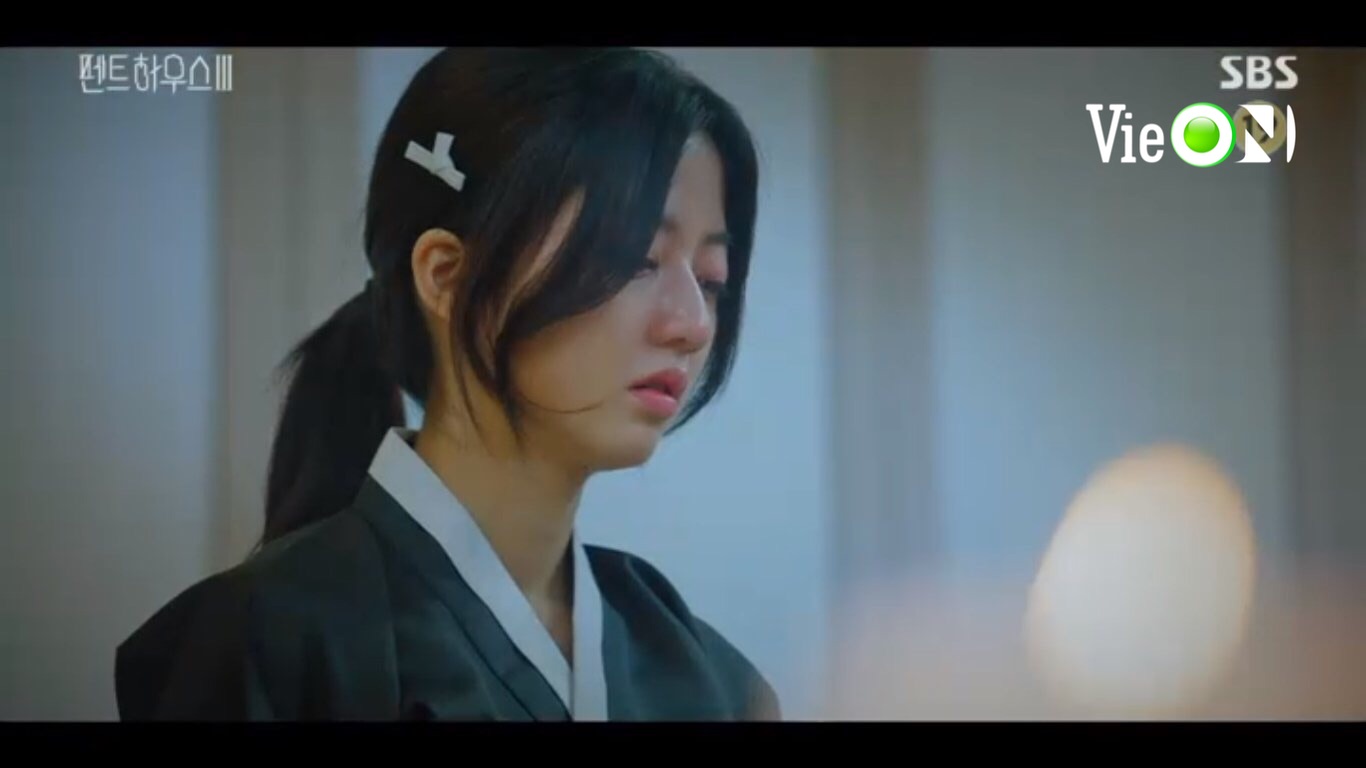 Penthouse 3 tập 5: Oh Yoon Hee còng lưng cứu con gái Cheon Seo Jin nhưng bị đâm ngược