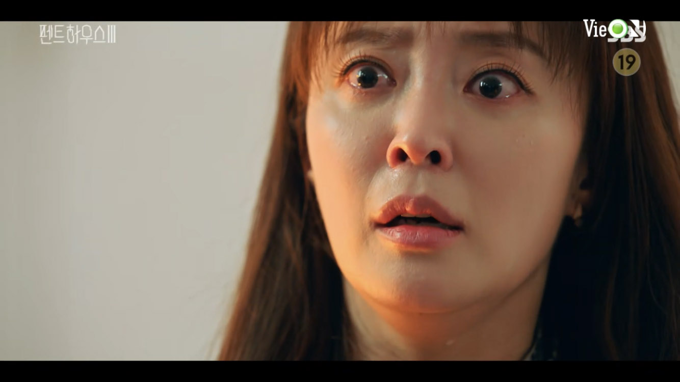 Tập 9 ‘Penthouse: Cuộc chiến thượng lưu 3’: Bác sĩ Ha đau đớn khi biết Cheon Seo Jin giết Oh Yoon Hee