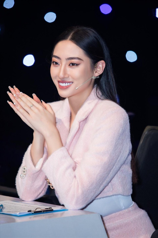 Hoa hậu Lương Thùy Linh, diễn viên Huỳnh Anh cùng NTK Đắc Ngọc làm giám khảo Super Idol Kids
