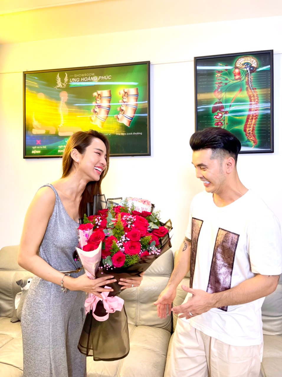 Siêu mẫu Kim Cương xúc động với món quà bất ngờ ngày Phụ nữ Việt Nam của Ưng Hoàng Phúc - ảnh 2