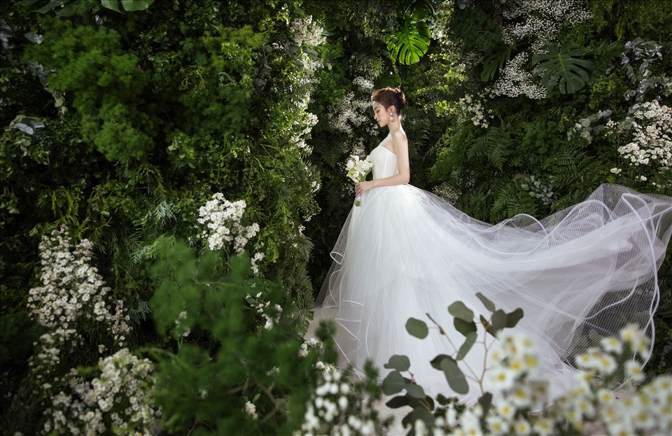 Trong bộ ảnh, Đỗ Mỹ Linh khoe nhan sắc lộng lẫy, hoá thân thành công chúa trong sắc trắng tinh khôi của bộ váy cưới.