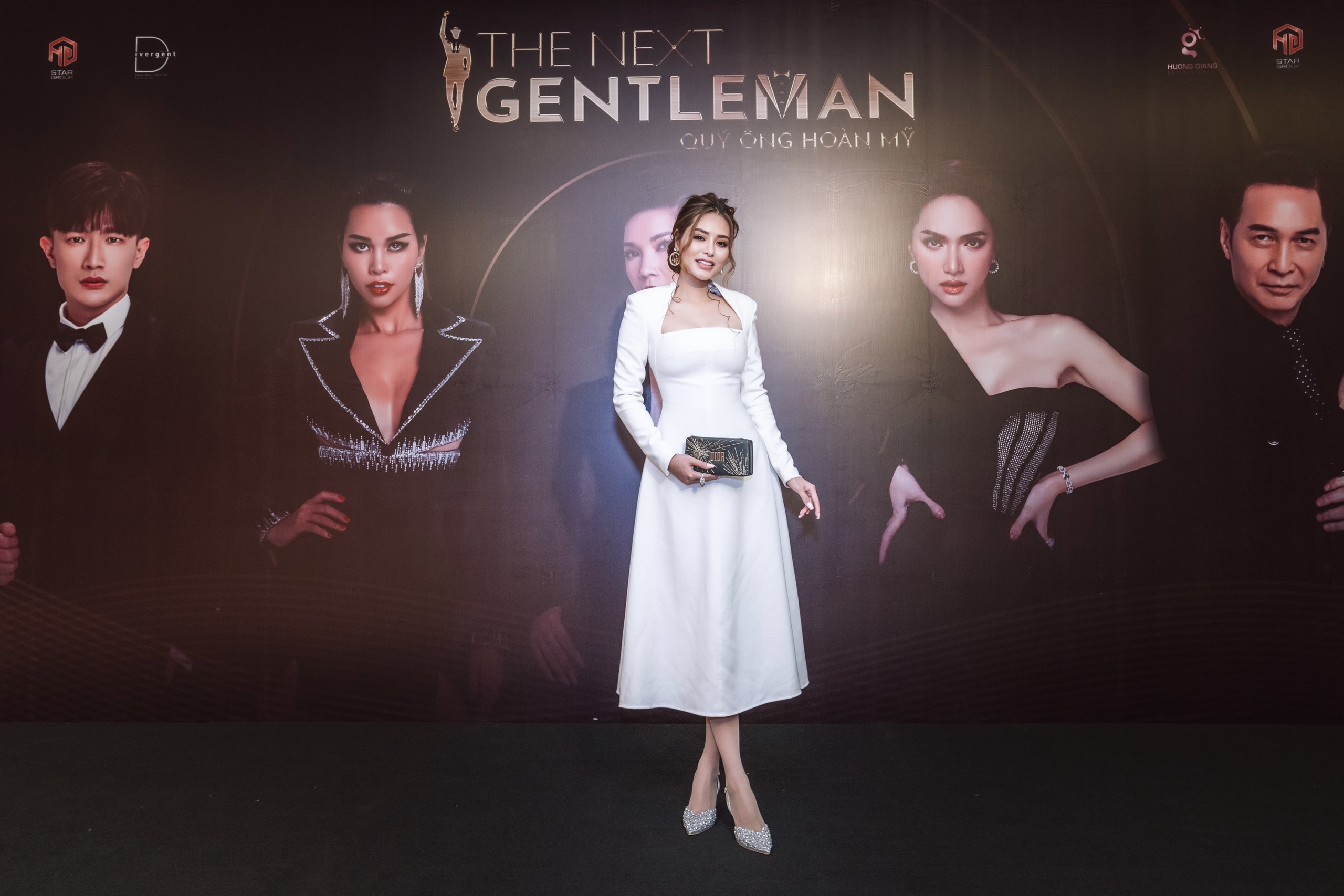 Hoa hậu Di Khả Hân diện ví Dior phiên bản mùa lễ hội - ảnh 1