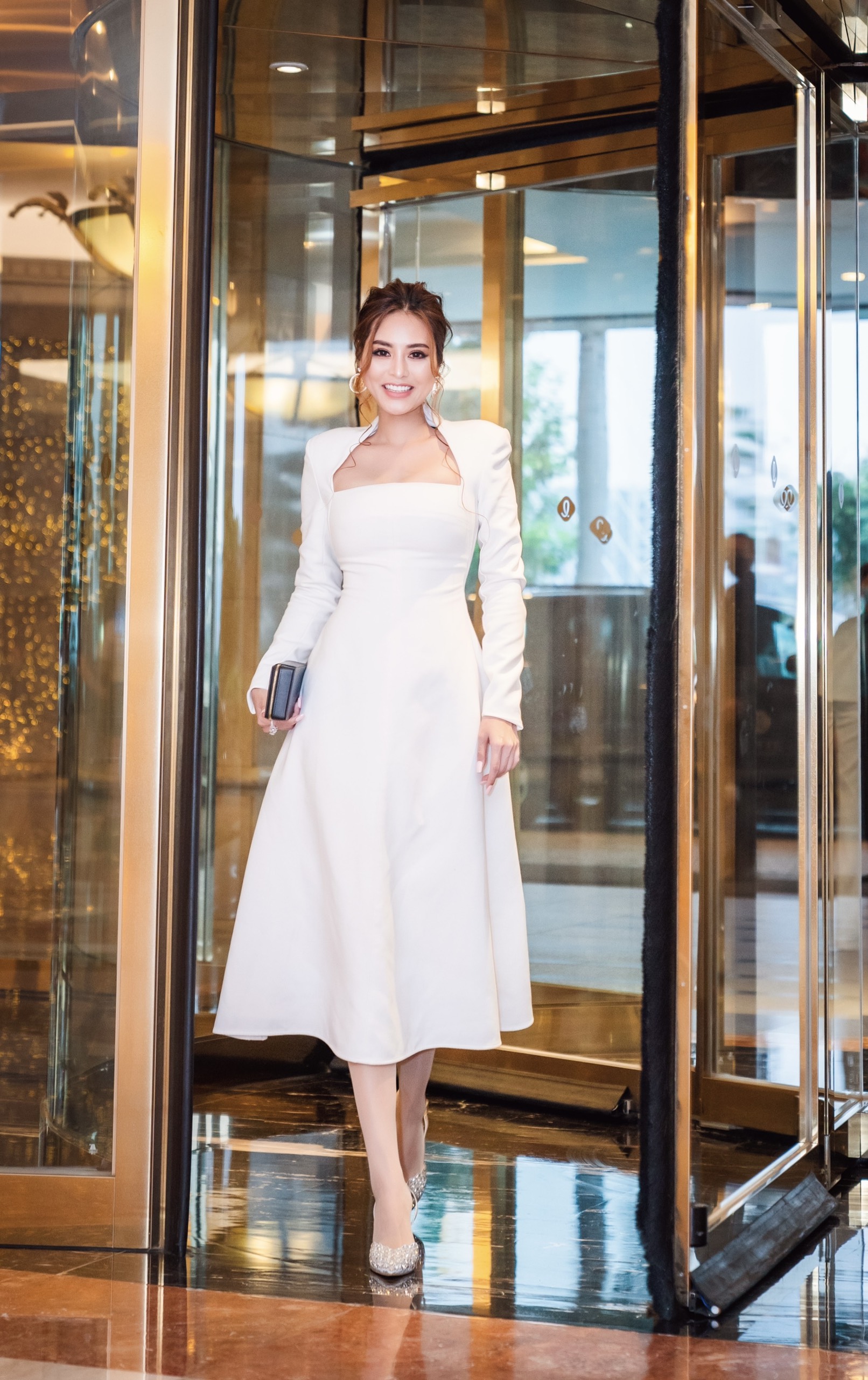Hoa hậu Di Khả Hân diện ví Dior phiên bản mùa lễ hội - ảnh 4