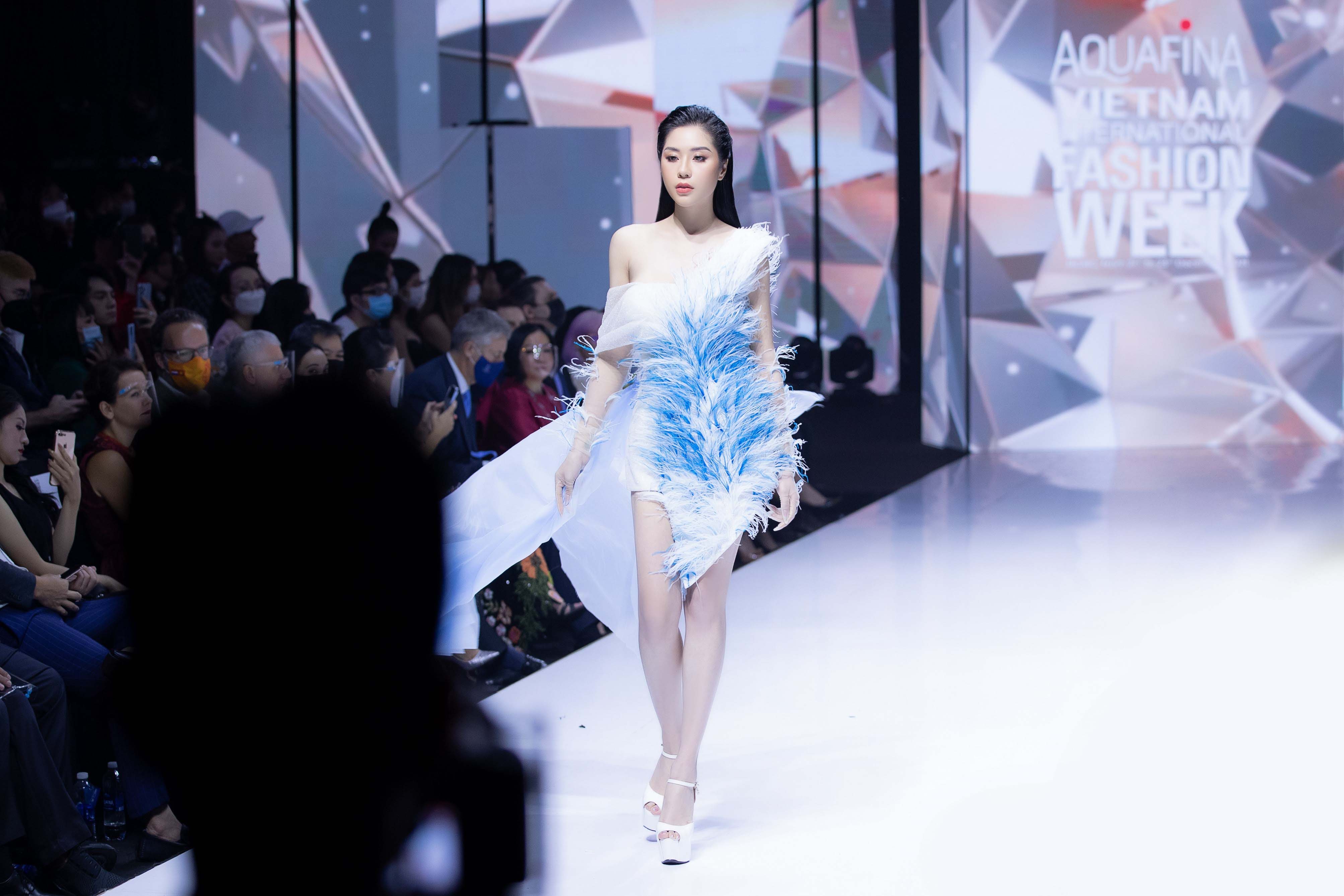 Hoa hậu Tô Diệp Hà sải bước tự tin trong trang phục NTK Ivan Trần dù lần đầu catwalk