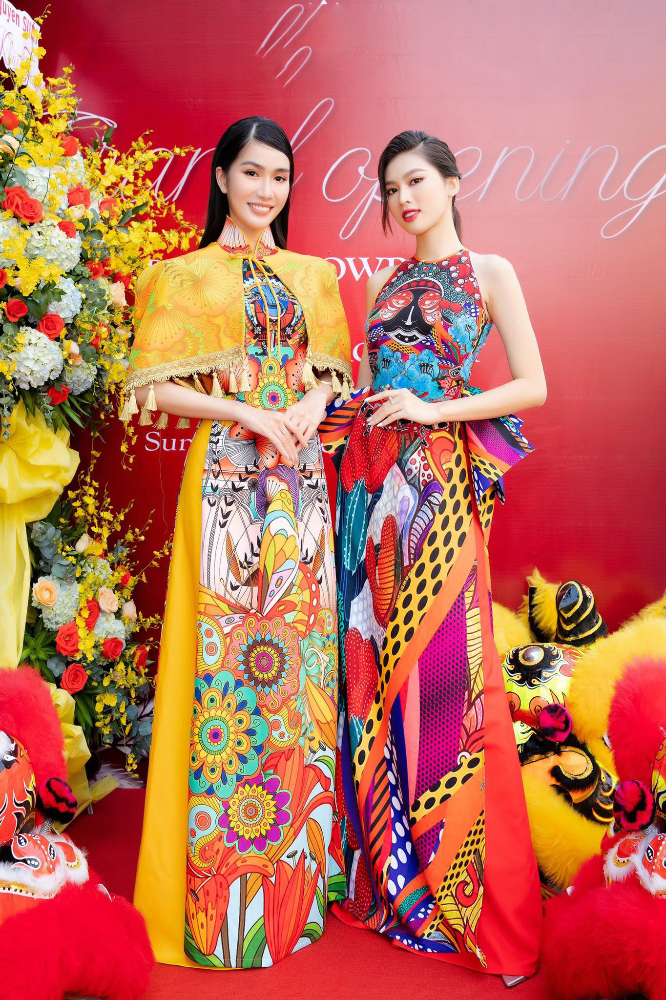 Đến dự sự kiện chúc mừng NTK Tạ Linh Trần, 2 người đẹp nổi bật với áo dài cách tân họa tiết hoa khoe nhan sắc trẻ trung, thanh lịch.