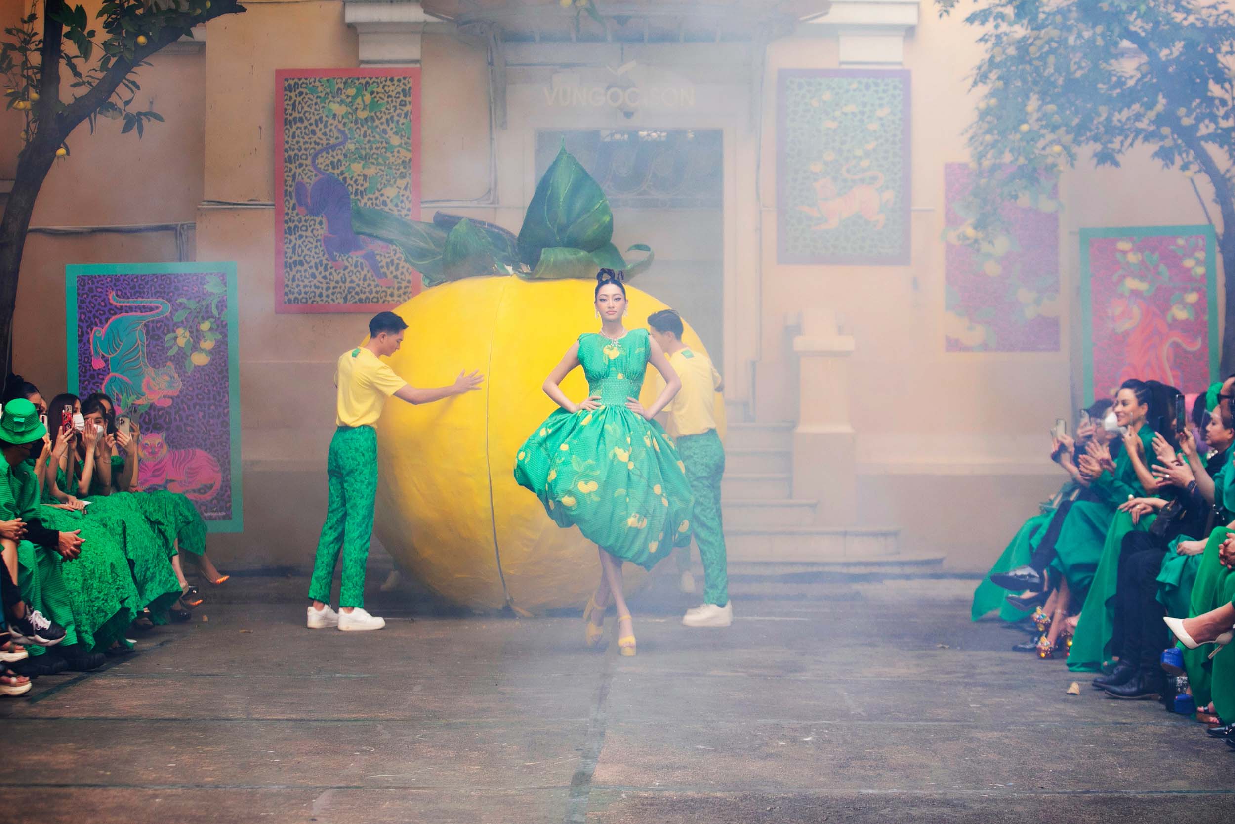 Giáng My sang trọng, Lương Thùy Linh trẻ trung, H’Hen Niê và Minh Tú phá cách trong show Bình Minh của VUNGOC&SON Giáng My sang trọng, Lương Thùy Linh trẻ trung, H’Hen Niê và Minh Tú phá cách trong show Bình Minh của VUNGOC&SON