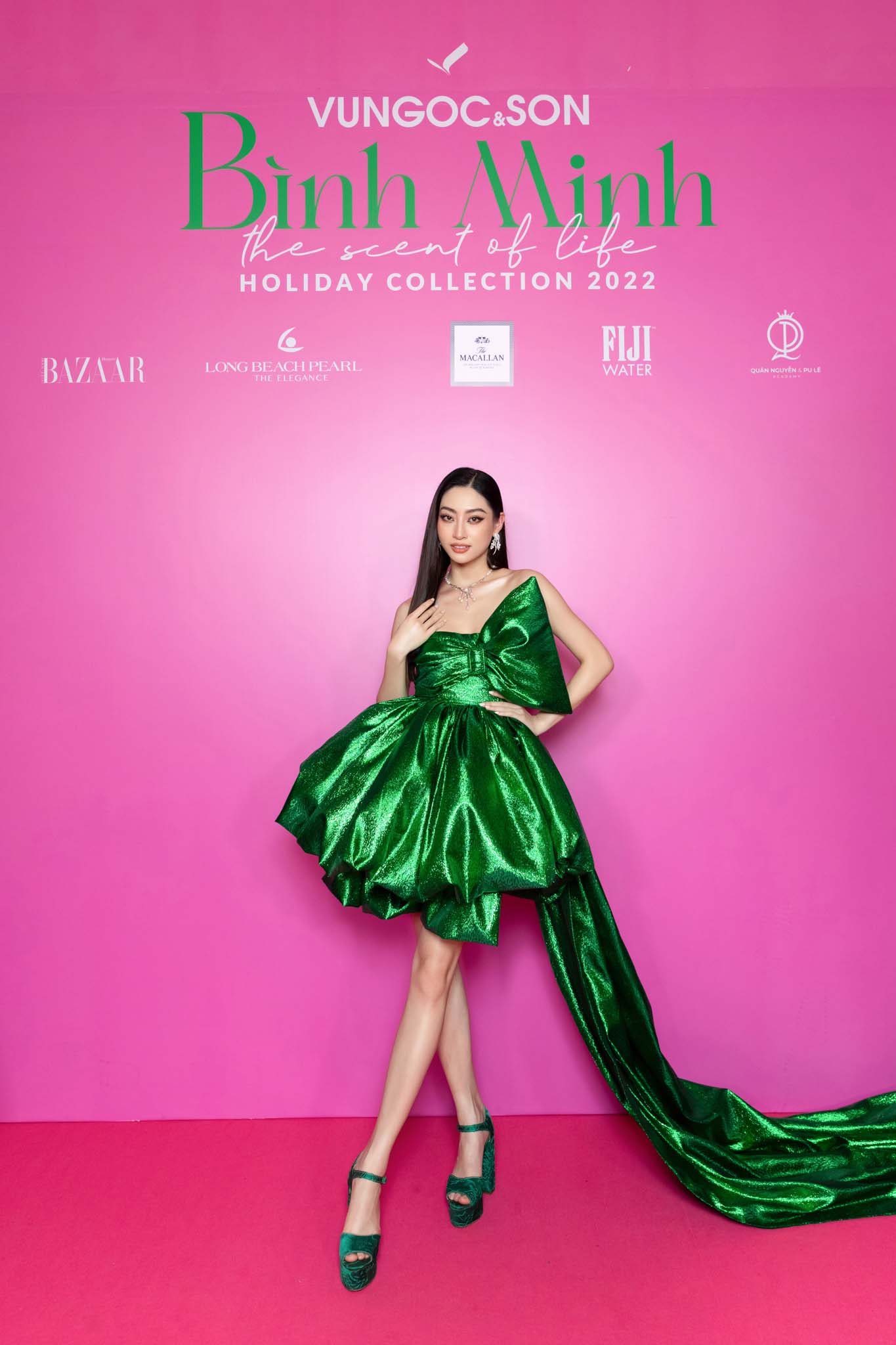 Hoa hậu Lương Thùy Linh bất ngờ hóa “món quà đáng yêu” khi diện thiết kế đầm dáng quả bí với chi tiết thắt nơ điệu đà. Phần tùng dài lấp lánh giúp cô thêm nổi bật trên thảm đỏ.