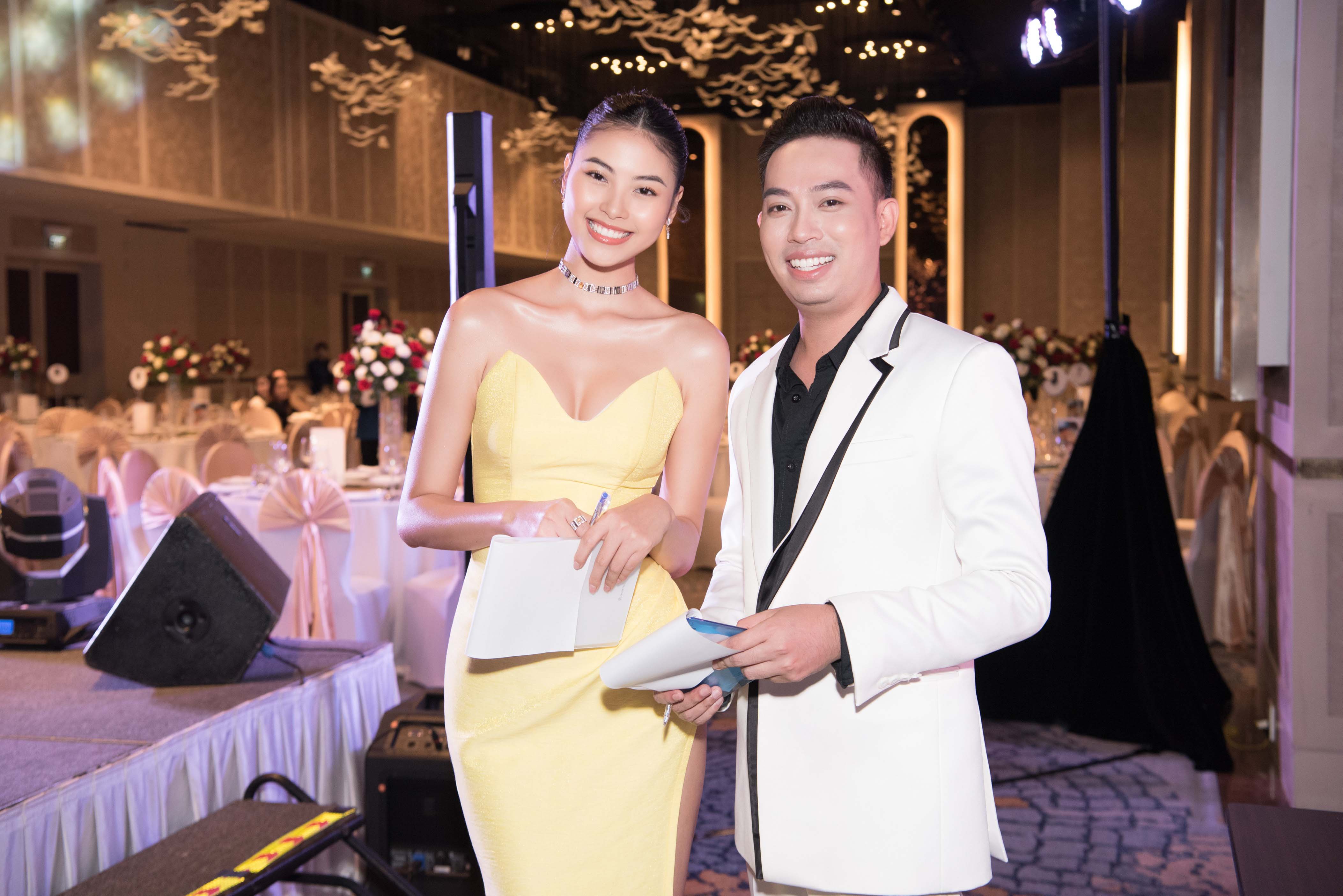 3 năm sau cuộc thi Miss Universe, Đào Hà chính thức “tái xuất làm MC với hình ảnh trưởng thành và quyến rũ