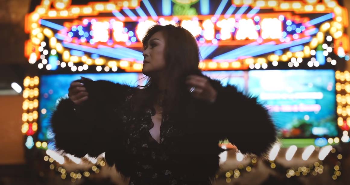 Ca sĩ Lưu Bích đầu tư quay MV tại Mỹ, lái xe mui trần trên đại lộ Hollywood dưới trời lạnh 1 độ C