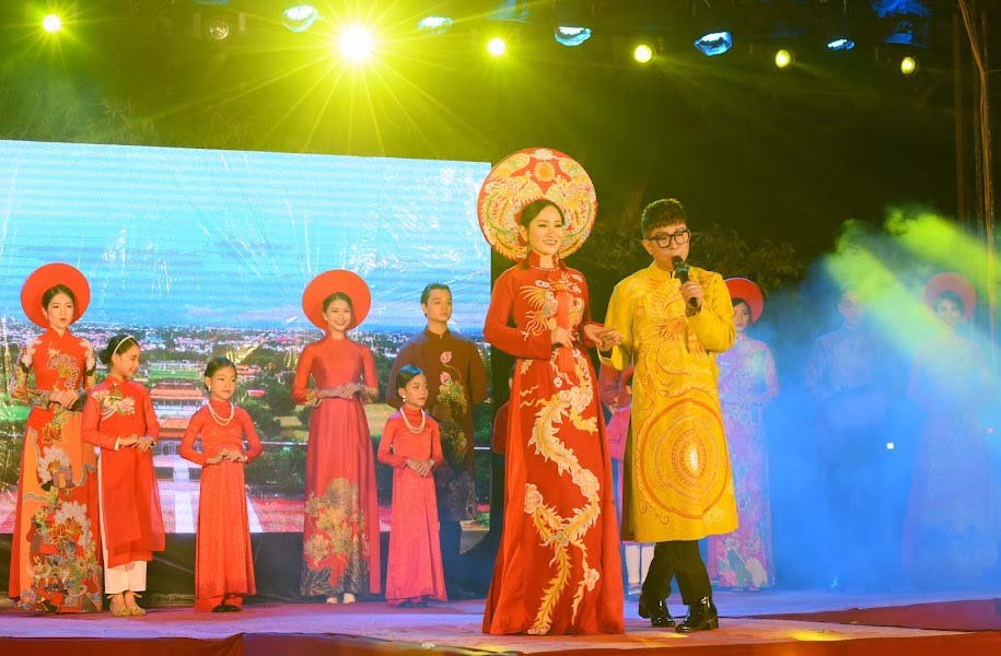 Tổng đạo diễn Nguyễn Lan Vy góp phần bảo tồn nét văn hóa nghệ thuật Huế Tổng đạo diễn Nguyễn Lan Vy góp phần bảo tồn nét văn hóa nghệ thuật Huế - ảnh 1