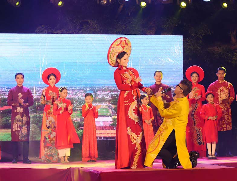 Tổng đạo diễn Nguyễn Lan Vy góp phần bảo tồn nét văn hóa nghệ thuật Huế Tổng đạo diễn Nguyễn Lan Vy góp phần bảo tồn nét văn hóa nghệ thuật Huế - ảnh 2