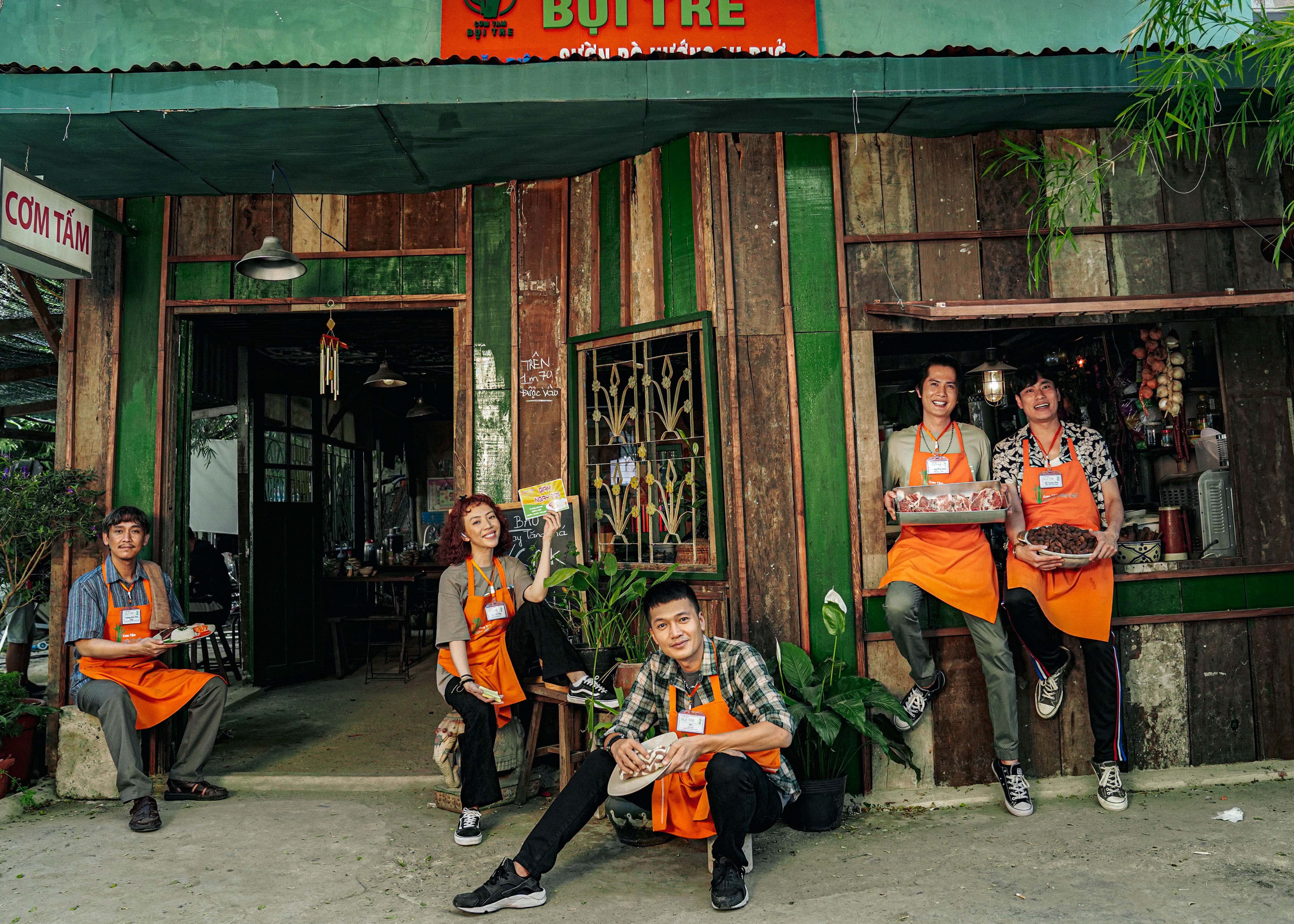 Thu Trang quay vlog bật mí chức danh hoành tráng của đội ngũ bán cơm trong Nghề Siêu Dễ - ảnh 5