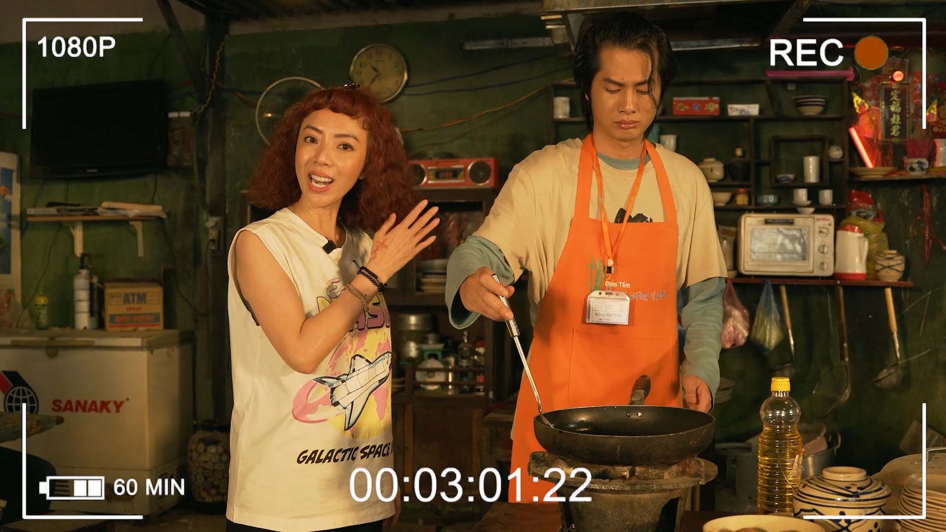 Thu Trang quay vlog bật mí chức danh hoành tráng của đội ngũ bán cơm trong Nghề Siêu Dễ - ảnh 3