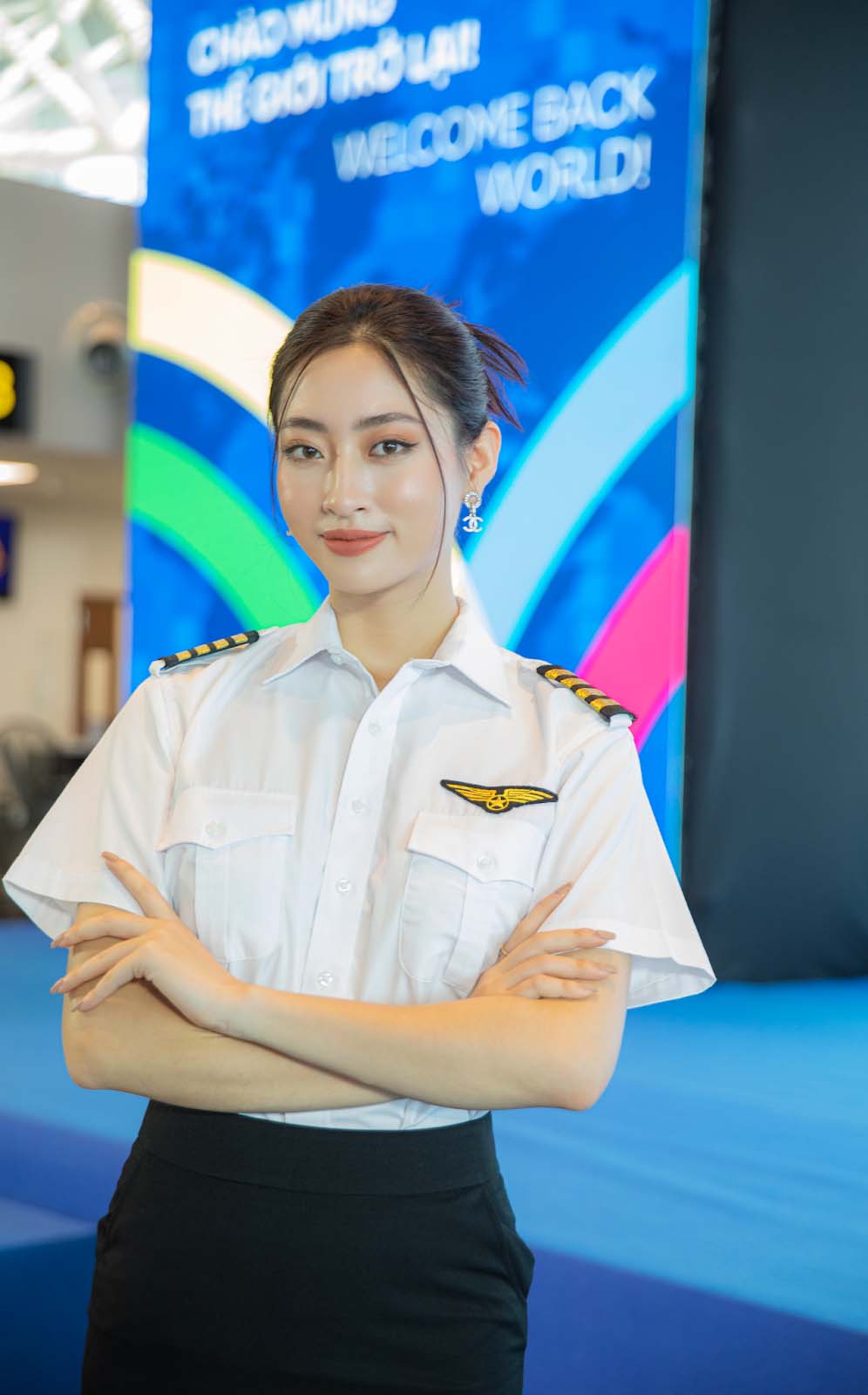 Lương Thuỳ Linh rạng rỡ trong trang phục nữ phi công, chào mừng Đà Nẵng mở lại đường bay Quốc tế - ảnh 1