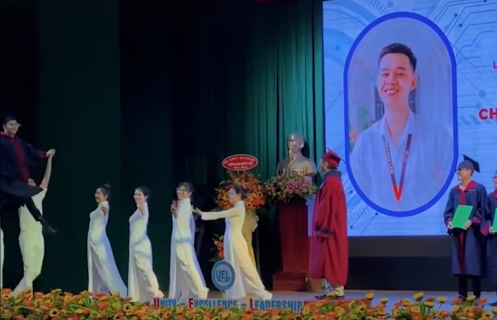 Khoảnh khắc “ô dề” khi leader đội múa tốt nghiệp, sương sương cả vũ đoàn kéo theo chúc mừng